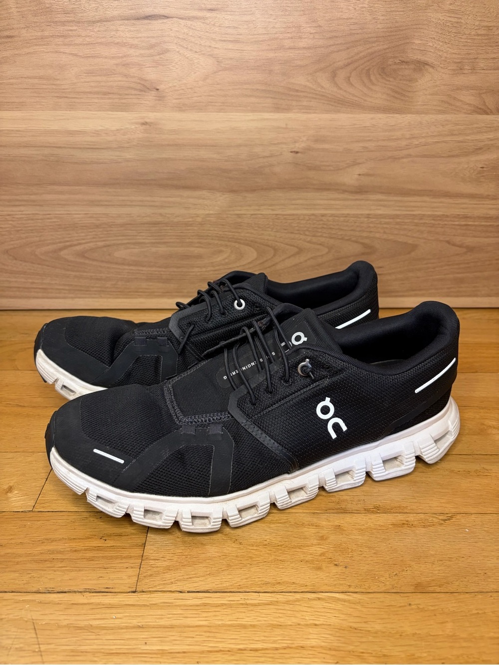 On Running Cloud 6 Men's Sneakers in Black with White - Size 11